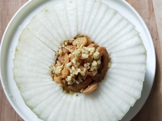 10、蒸蒸日上鲜美虾仁蒸冬瓜,放姜末。