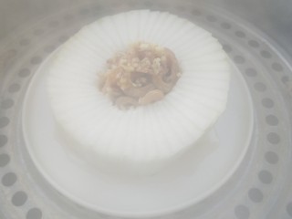 13、蒸蒸日上鲜美虾仁蒸冬瓜,蒸锅上汽,放入锅中。