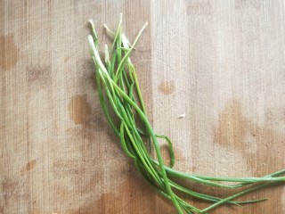 15、蒸蒸日上鲜美虾仁蒸冬瓜,蒸的同时准备葱,洗净,切葱花备用。