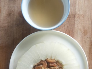 16、蒸蒸日上鲜美虾仁蒸冬瓜,蒸汁倒在小碗中。