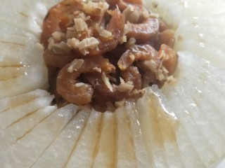 17、蒸蒸日上鲜美虾仁蒸冬瓜,给冬瓜淋上一点香油,。