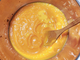 6、南瓜鸡蛋羹,选择破壁将南瓜打成泥。