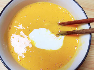11、南瓜鸡蛋羹,倒入淡奶油搅拌均匀。
