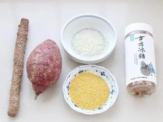 1、紫薯小米粥,准备好所需食材。