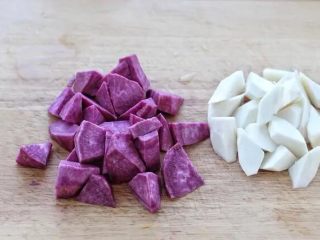 3、紫薯小米粥,紫薯和山药分别洗净去皮，切成适量大小的滚刀块。山药容易氧化变色，可以浸泡在清水中。