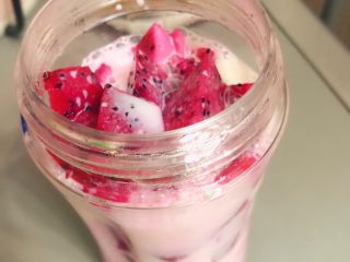 4、顺滑牛奶火龙果,倒入纯牛奶，什么牌子都行，我是比较喜欢三元的极致，特别好喝