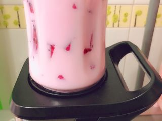 5、顺滑牛奶火龙果,接入料理机准备榨啦