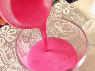 7、顺滑牛奶火龙果,倒入玻璃杯，超漂亮的果汁有没有