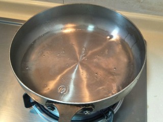 2、太湖三白-盐水白米虾,锅中倒入一小碗水。