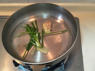 3、太湖三白-盐水白米虾,把葱跟姜丢进去。