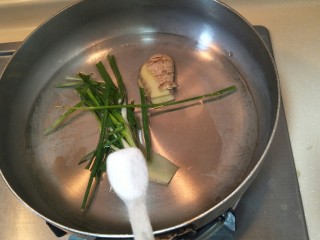 4、太湖三白-盐水白米虾,放入一小勺盐。