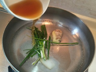 5、太湖三白-盐水白米虾,放入一大勺料酒。