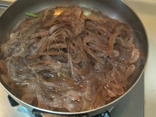 6、太湖三白-盐水白米虾,放入白米虾。