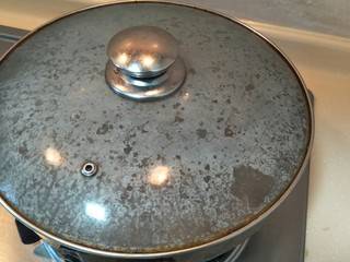 7、太湖三白-盐水白米虾,大火加盖煮沸。