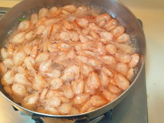 8、太湖三白-盐水白米虾,开盖煮沸虾就可以装盘吃啦。