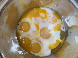 2、椰香戚风,蛋黄里加奶