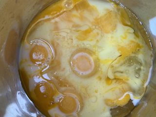 3、椰香戚风,蛋黄里加油