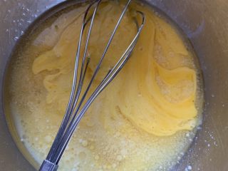 5、椰香戚风,加蜂蜜搅拌均匀