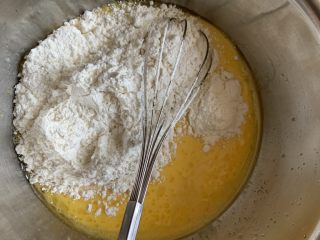 7、椰香戚风,入过筛面粉