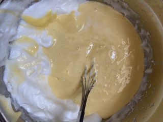 10、椰香戚风,先倒入3分之1蛋清搅拌均匀然后倒入剩下的蛋清混合