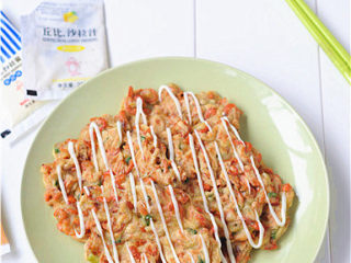 11、虾饼,淋上沙拉酱即可