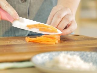 4、芙蓉面线汤,胡萝卜切丝。如果嫌麻烦，或宝宝还无法很好的处理胡萝卜丝，也可以将胡萝卜擦蓉。