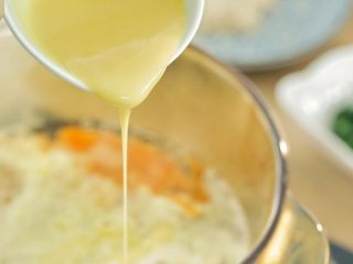 11、芙蓉面线汤,转中火，将盛有面糊的容器轻轻倒入面糊，动作连贯，一气呵成。入水后面糊很快会形成一条条细幼的面线。继续煮4分钟，完全煮熟。倒入的时候，可以慢慢