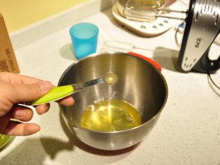 6、日式豆乳盒子蛋糕,蛋白放入干净、无油、无水的打蛋盆中，加入少量柠檬汁。