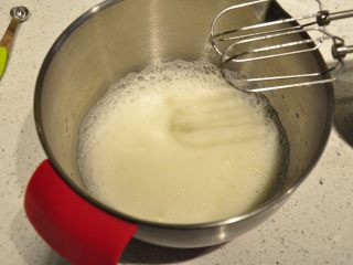 7、日式豆乳盒子蛋糕,电动打蛋器以中速打至粗性发泡，加入1/3的细砂糖。