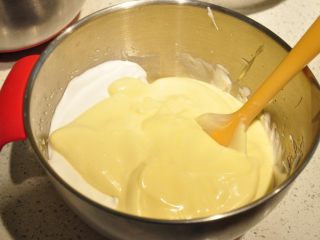 11、日式豆乳盒子蛋糕,再加入1/3的蛋白霜。