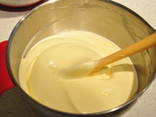 13、日式豆乳盒子蛋糕,将混合好的面糊倒回到剩余的蛋白霜中，混合均匀，混合好的面糊呈现光滑、细腻、轻盈的状态。