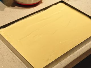 15、日式豆乳盒子蛋糕,均匀的铺满整个烤盘，烤箱提前预热170度，上下火，中层，烘烤18-20分钟左右。