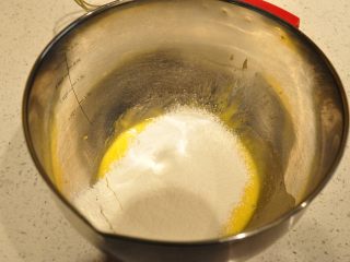 20、日式豆乳盒子蛋糕,将低筋面粉全部过筛加入到蛋黄糊中。