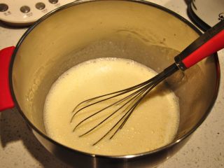 25、日式豆乳盒子蛋糕,豆浆和面糊完全混合均匀。