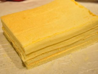 39、日式豆乳盒子蛋糕,冷却好的戚风蛋糕切分成餐具的大小。