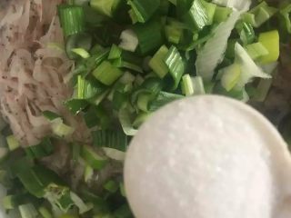 6、烙虾饼【超级补钙的家常菜品】,放入盐