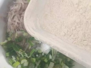 7、烙虾饼【超级补钙的家常菜品】,放入面粉