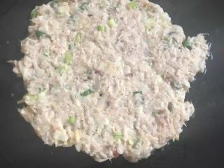 10、烙虾饼【超级补钙的家常菜品】,煎一面再煎另一面