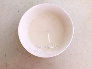 4、＃吃豆腐＃鱼香豆腐,干淀粉加3勺冷水调成水淀粉