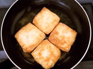 10、＃吃豆腐＃鱼香豆腐,煎至一面金黄即可翻面