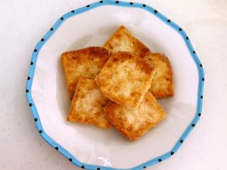 13、＃吃豆腐＃鱼香豆腐,把煎好的豆腐装盘