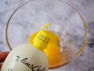 2、蛋黄溶豆,蛋黄加入柠檬汁