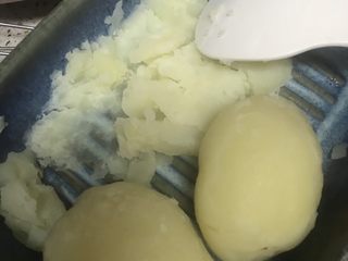 4、可乐饼,煮熟的土豆压成泥。