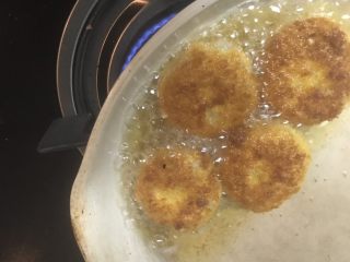 11、可乐饼,平底锅放入油,可乐饼两面煎至金黄即可。