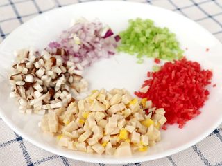 2、时蔬火腿饭团,将所有的食材都切成碎丁