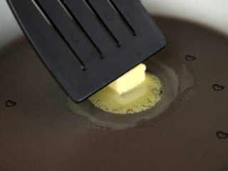 3、时蔬火腿饭团,无盐黄油放入锅中融化