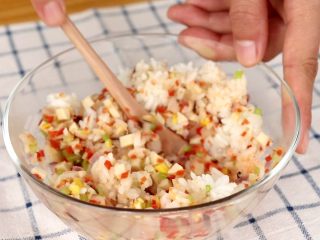 4、时蔬火腿饭团,搅拌均匀