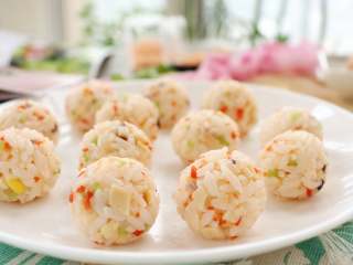 6、时蔬火腿饭团,搭配玉米汁，豆浆等糊类，营养更健康。如果宝宝大一些，还可以一起参与做，享受自己劳动的成果感！