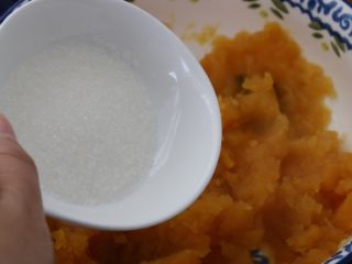 4、红薯小面包,加入白糖拌匀