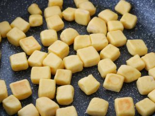 15、红薯小面包,平底锅刷油，将其放入，定型后小火翻炒体积膨胀，有弹性即可出锅